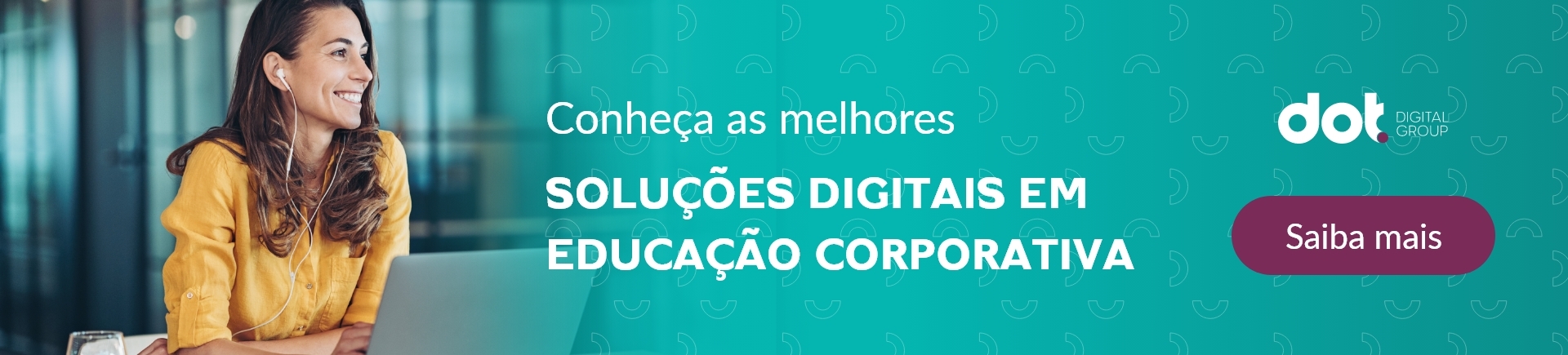 A imagem contêm uma mulher branca, sorrindo, com camisa amarela, e fones de ouvido. Em frente ao seu notebook em um ambiente que remete um escritório de trabalho, seguida da frase, conheça as melhores soluções digitais em educação corporativa digital, saiba mais.