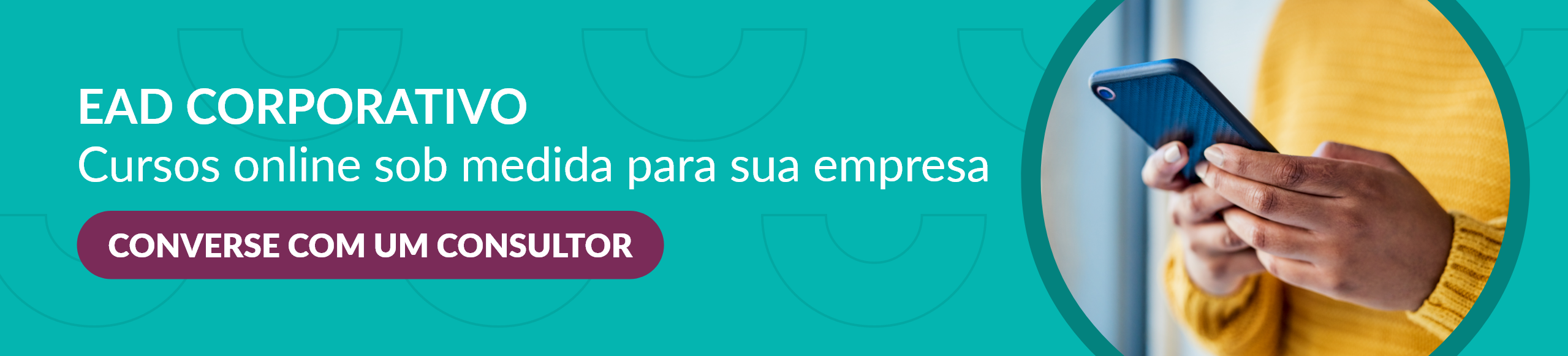 Fundo verde com grafias da marca DOT, seguido de uma imagem no canto direito das mãos de uma pessoa branca, com casaco amarelo e com celular na mão, com o texto ead corporativo cursos online sob medida para sua empresa converse com um consultor