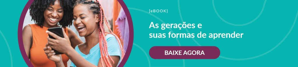 Mulheres negras sorriem enquanto navegam pelo celular. A esquerda mulher negra de cabelos crespos curtos e escuros, usando blusa laranja e ao seu lado mulher negra, cabelos compridos e trançados em tons de rosa, usa camiseta azul e segura o celular em suas mãos.