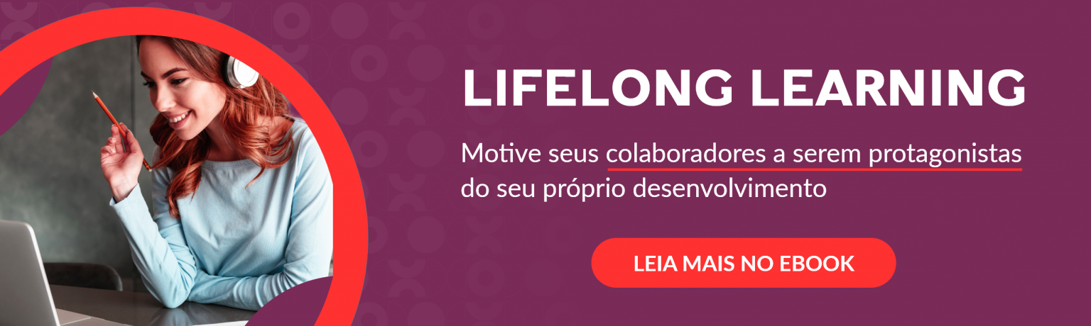Mulher contente com fones de ouvido e lápis na mão em uma sala de reuniões com seu notebook aparenta estar tendo uma aula.