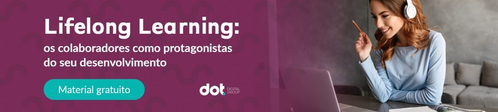 banner roxo, à esquerda os dizeres "lifelong learning: os colaboradores como protagonistas do seu desenvolvimento, material gratuito", e à direita uma mulher branca, de cabelos ruivos na altura do ombro, usando uma blusa azul clara de manga comprida e headphones brancos, segurando um lápis em uma das mãos e sorrindo enquanto olha para a tela de um notebook