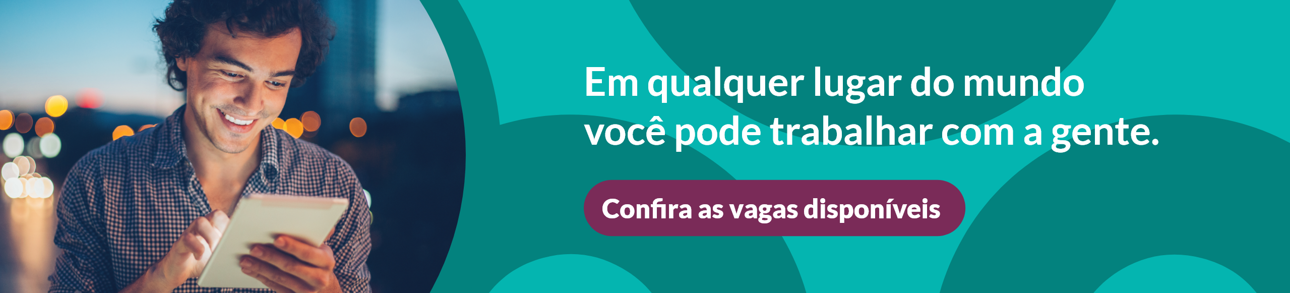 banner verde com os dizeres "em qualquer lugar do mundo você pode trabalhar com a gente. confira as vagas disponíveis"