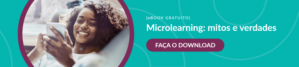 banner verde água, à esquerda um círculo com a imagem de uma mulher negra com cabelos cacheados e longos, usando uma blusa branca e segurando um smartphone, olhando para a tela e sorrindo, à direita os dizeres "ebook gratuito, microlearning: mitos e verdades, faça o download"
