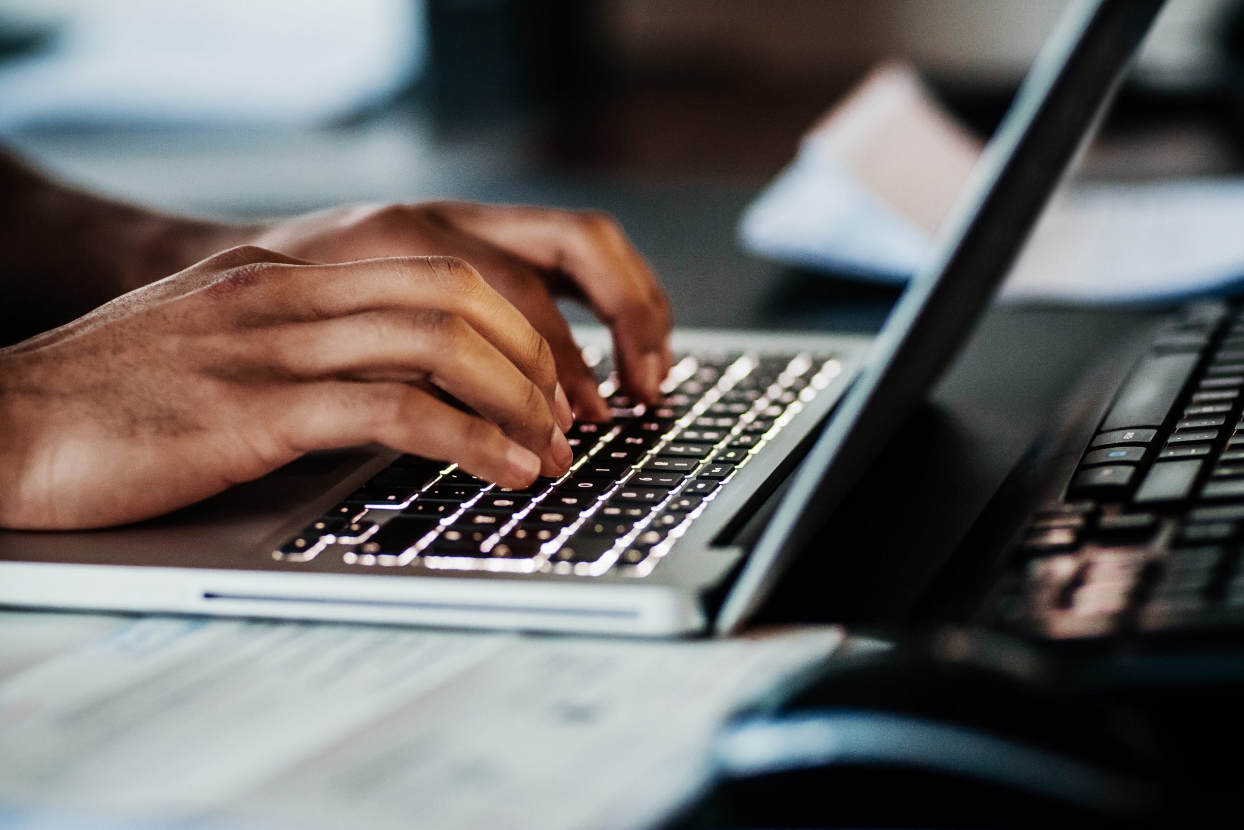 pessoa digitando em um teclado de notebook
