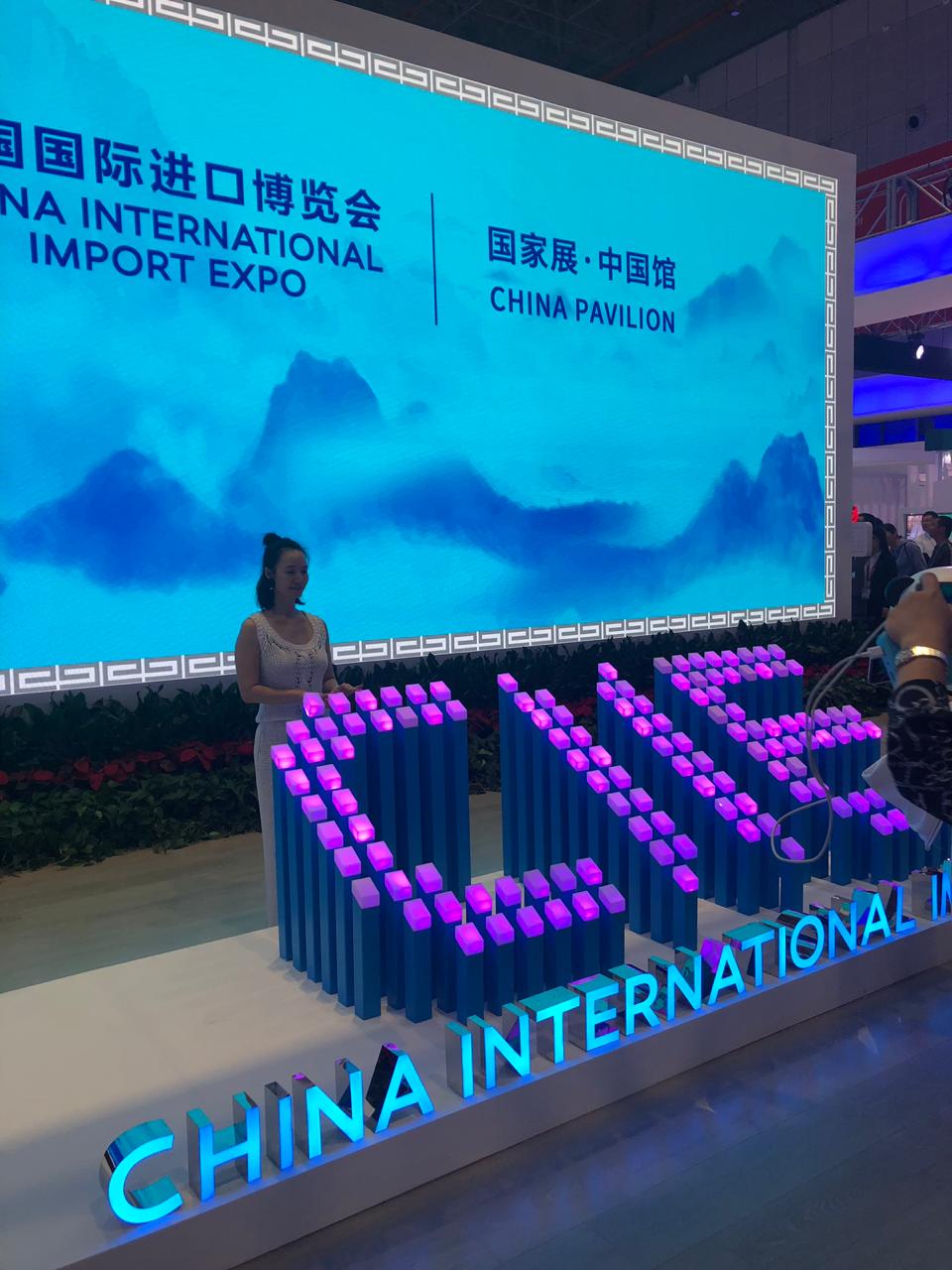 telão em evento CIIE, na China.