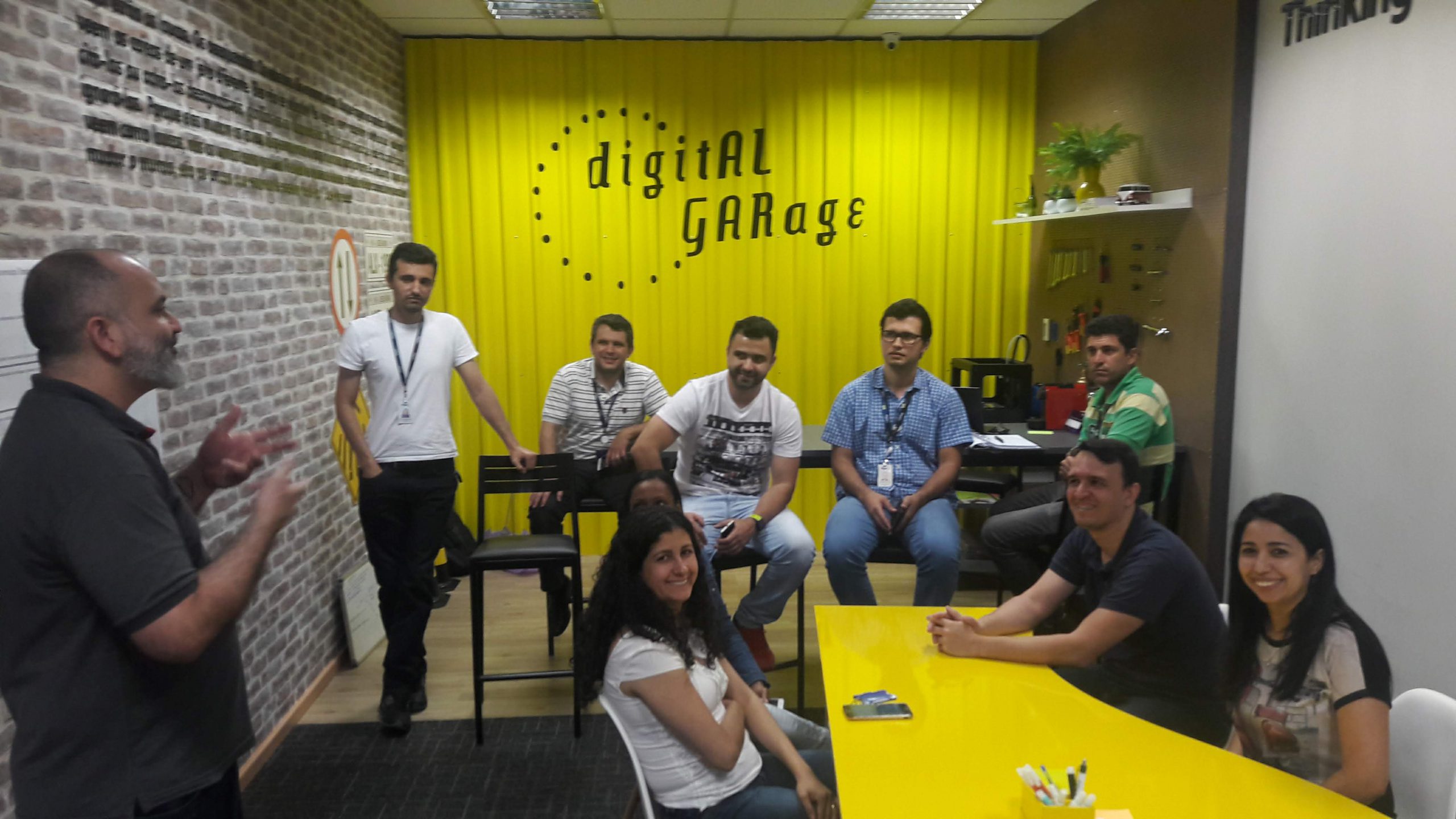 Profissionais da Algar Tech, em um escritório