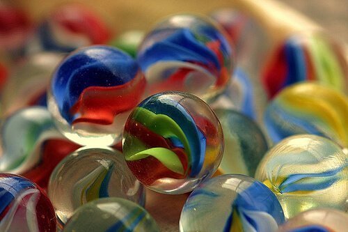 um close de várias bolinhas de gude, multicoloridas