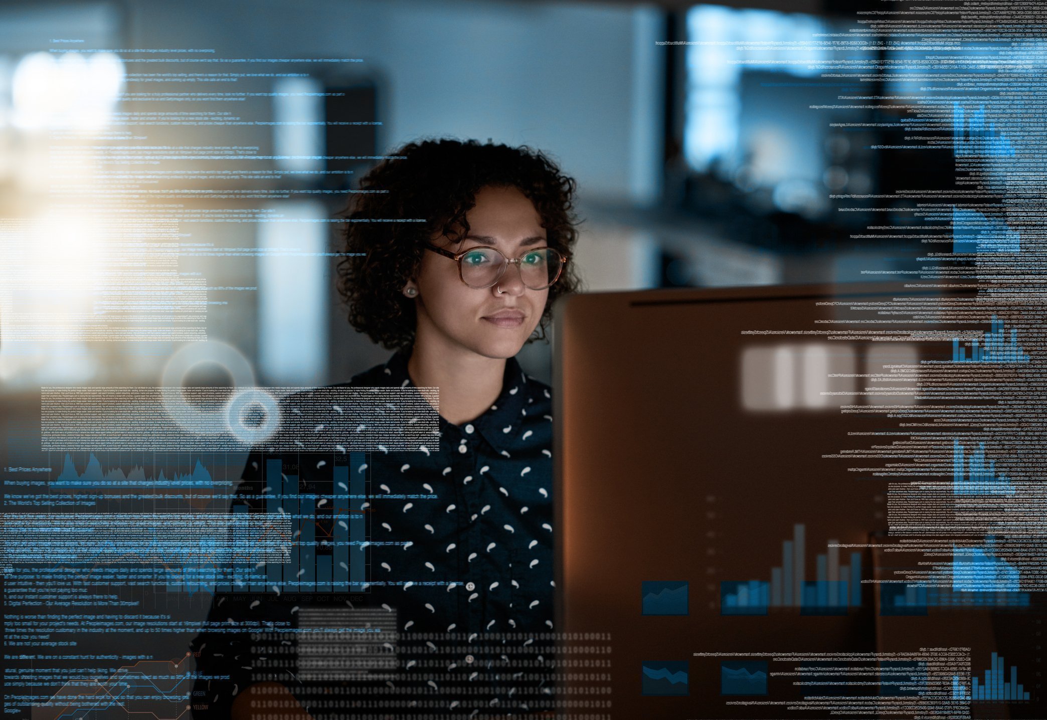 mulher negra sentada em frente a um computador, estudando