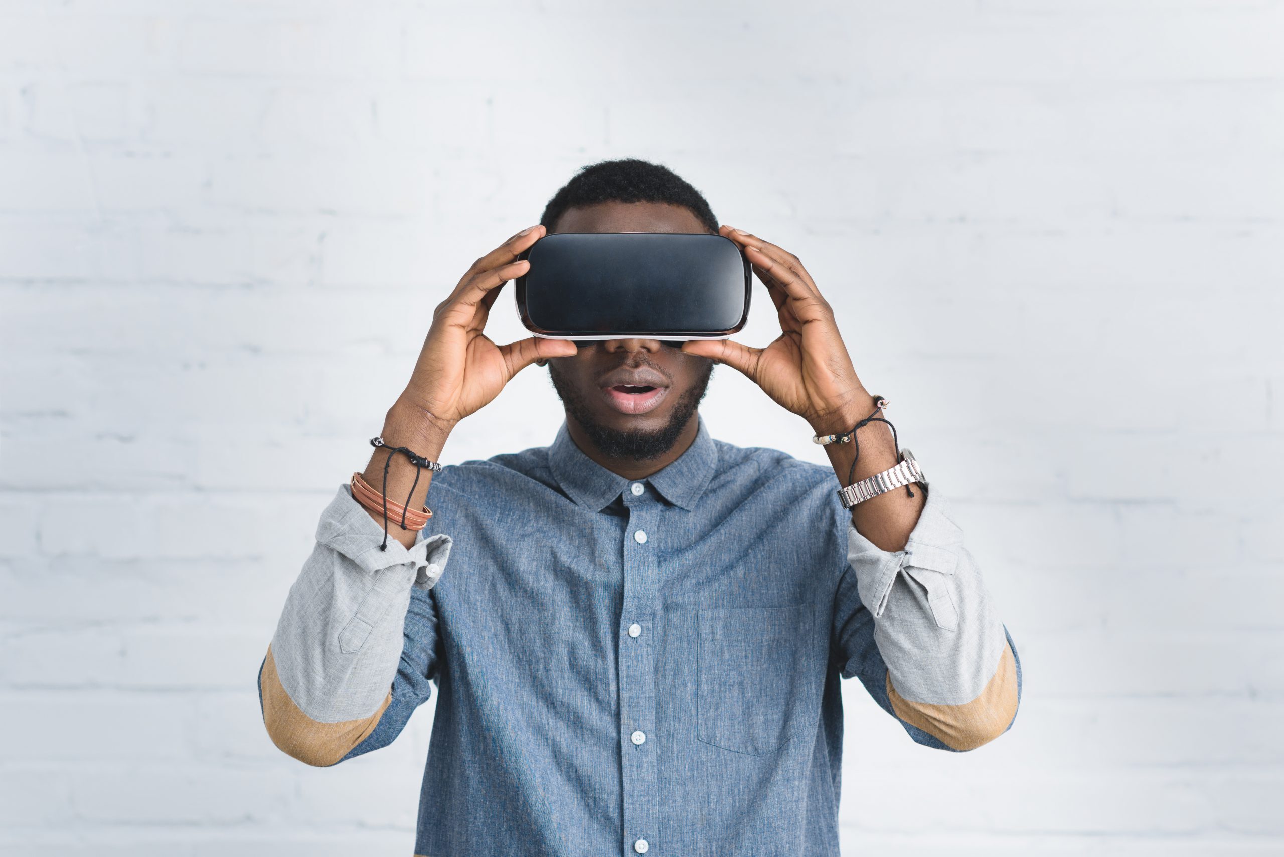 homem negro usando um óculos de realidade virtual