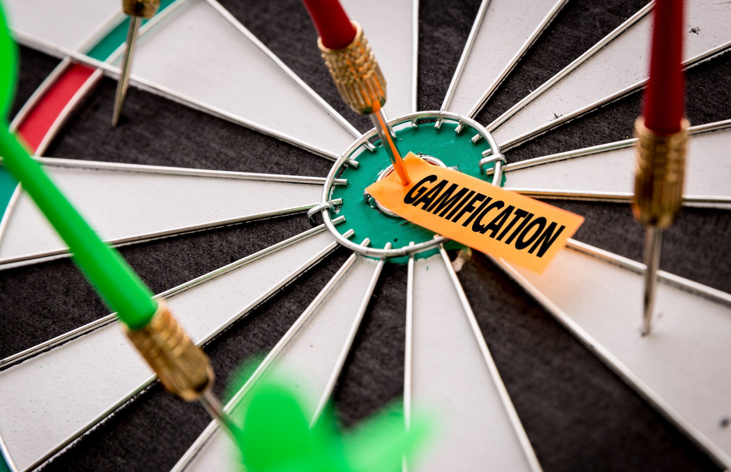 alvo com um dardo no centro, prendendo uma etiqueta com a palavra "gamification"