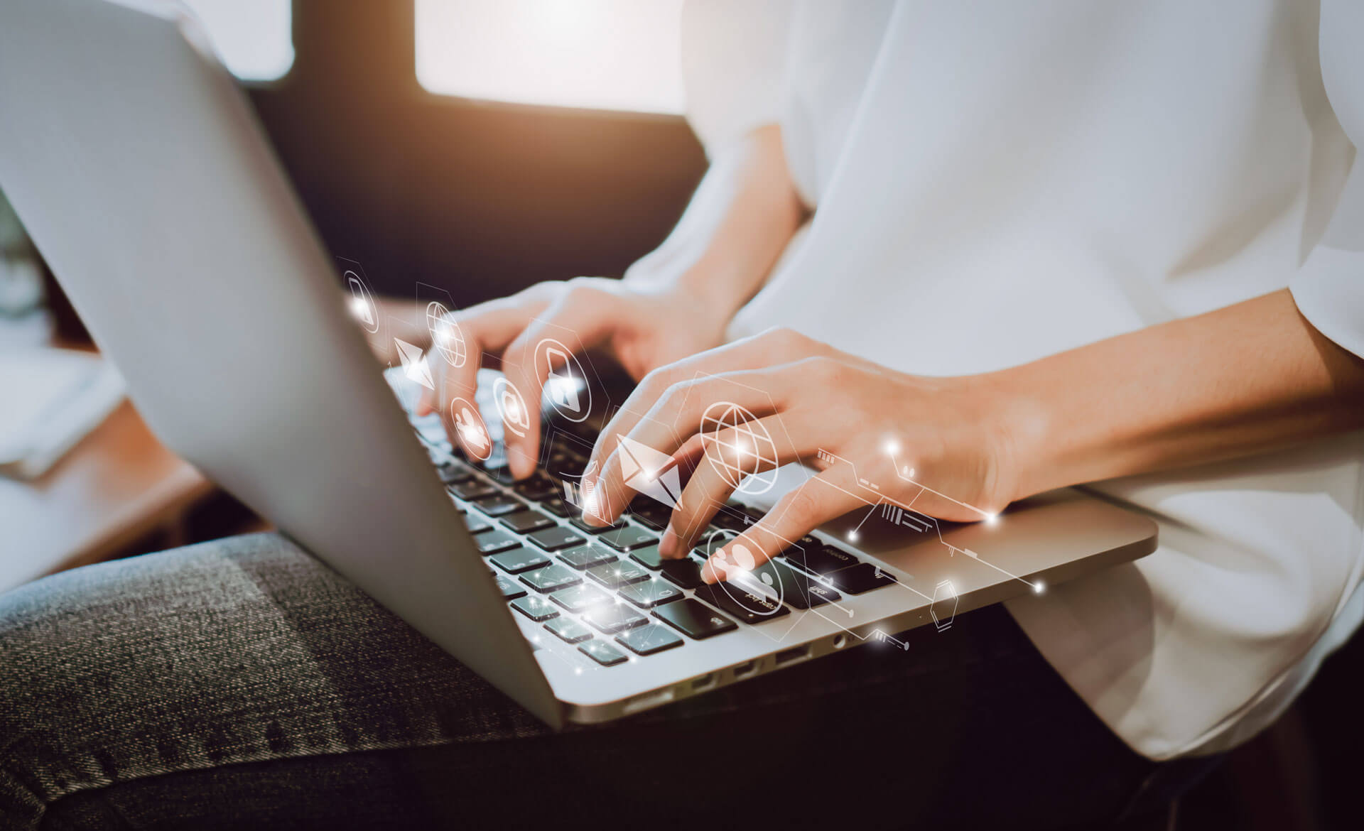 imagem close das mãos de uma pessoa branca digitando em um teclado de notebook