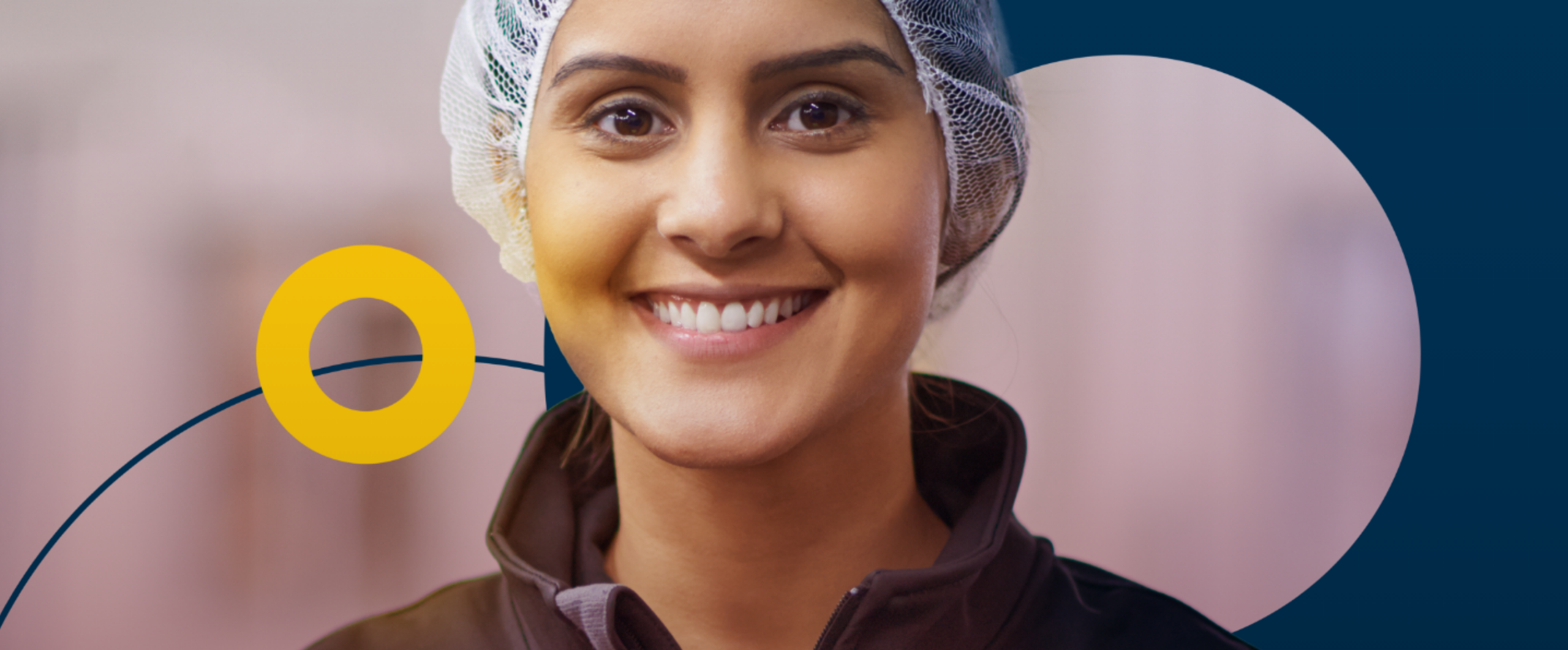 profissional do setor de alimentos, mulher branca, vestindo uma touca de proteção na cabeça, sorrindo