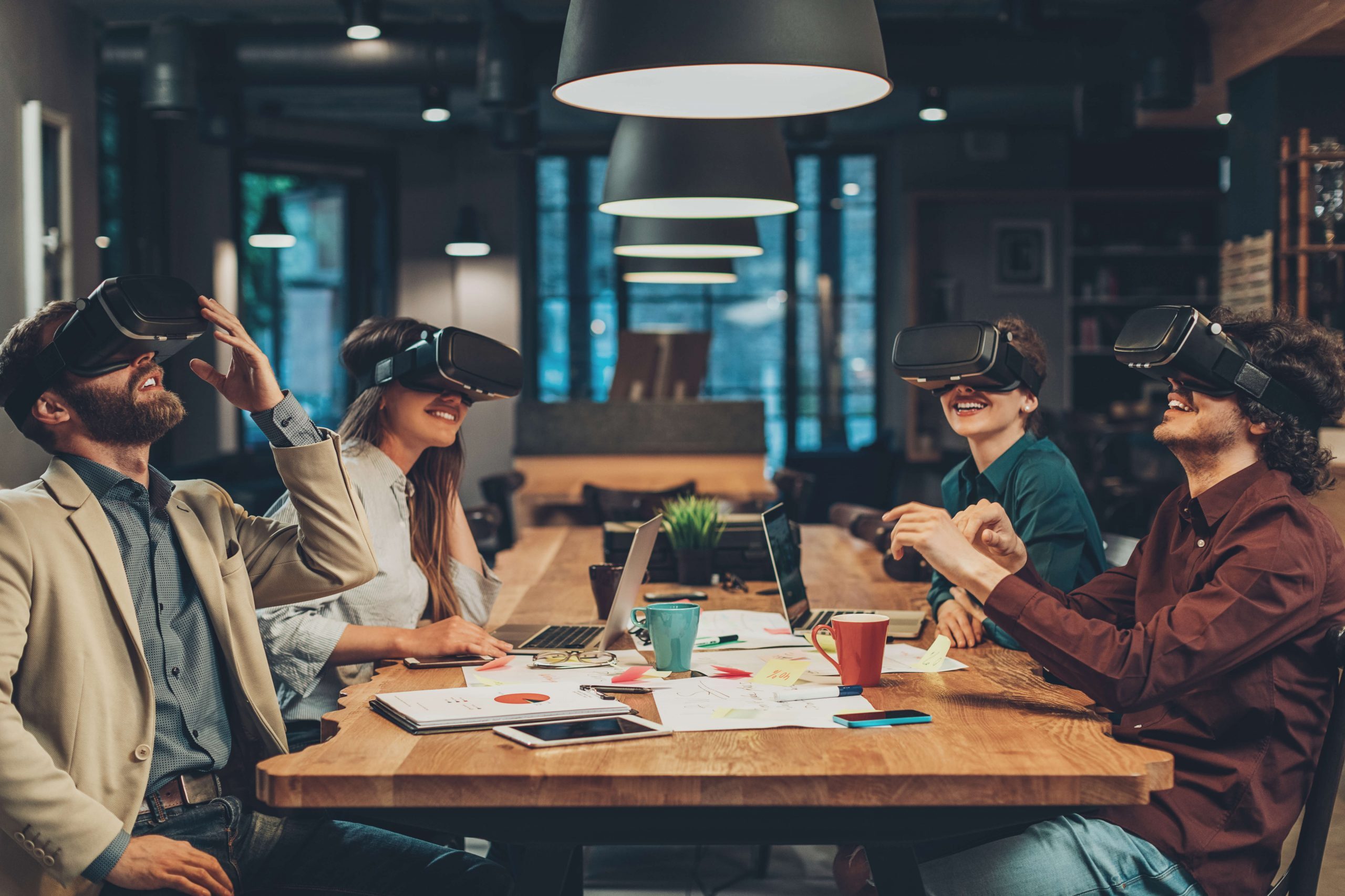 profissionais em um ambiente de escritório, utilizando óculos de realidade virtual