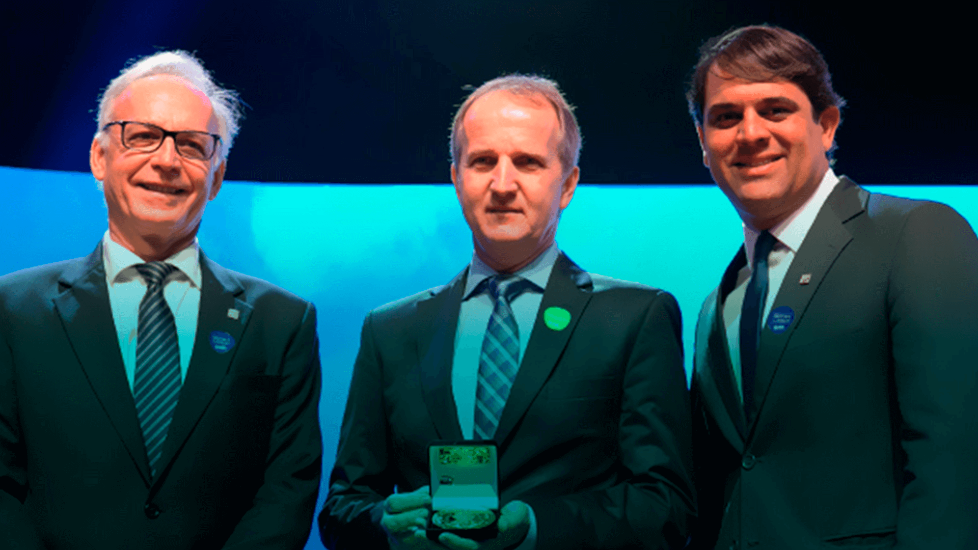 Luiz Alberto Ferla e Guilherme Domingos Ferla Júnior, diretores do DOT digital group, recebendo a Medalha Carl Hoepcke em evento