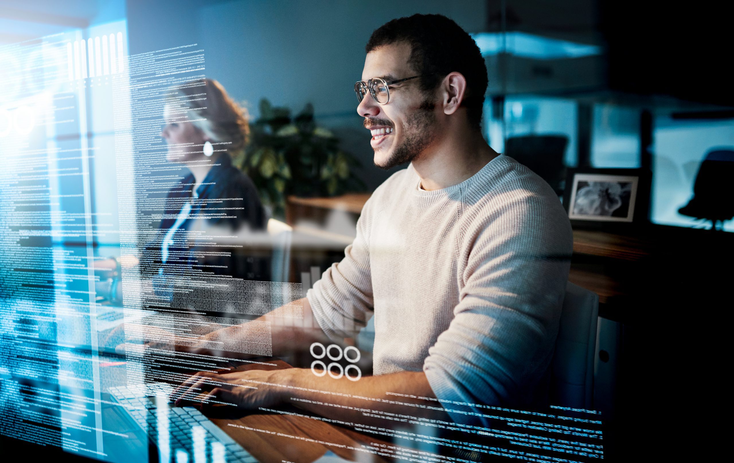 profissional trabalhando em um computador