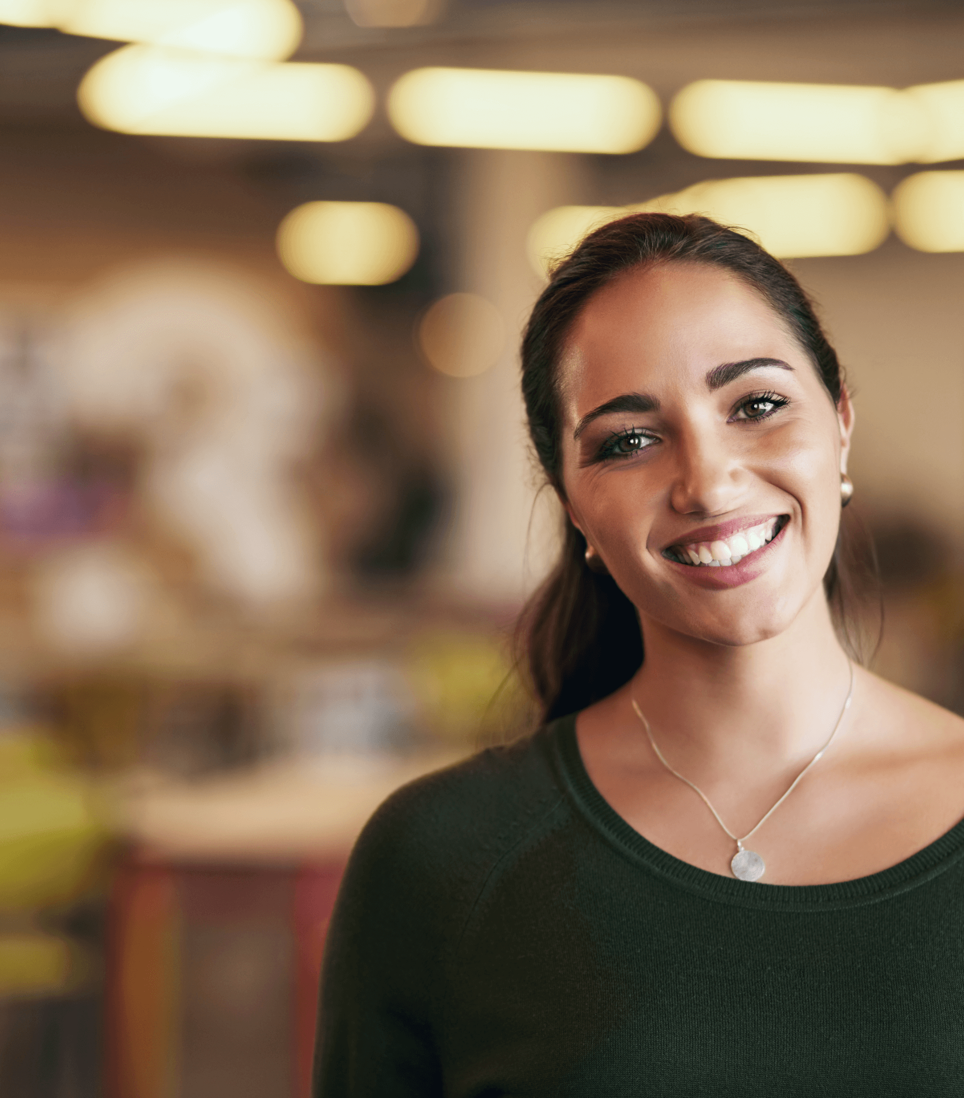mulher jovem, em um ambiente de escritório, sorrindo