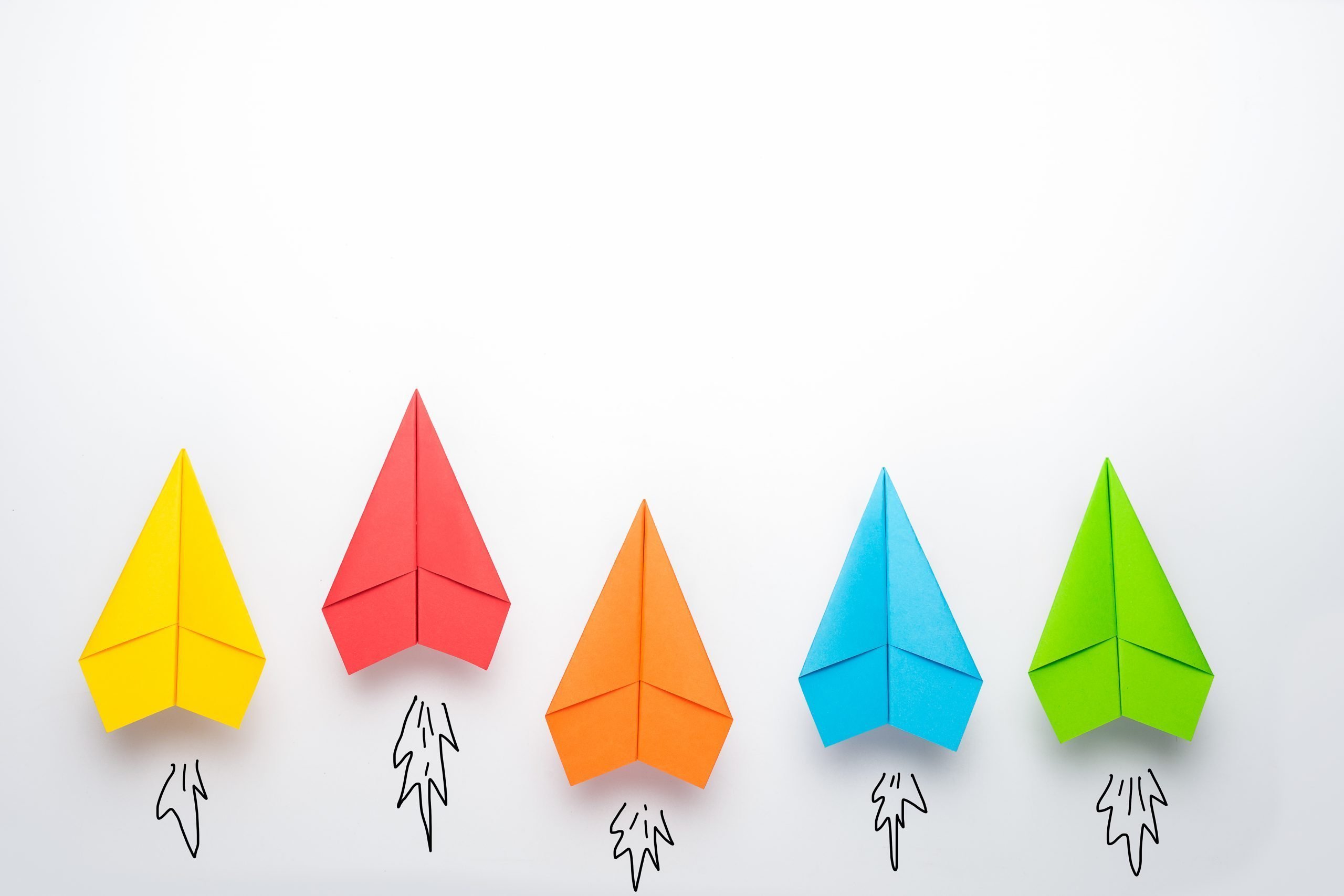 aviões de papel, de diversas cores