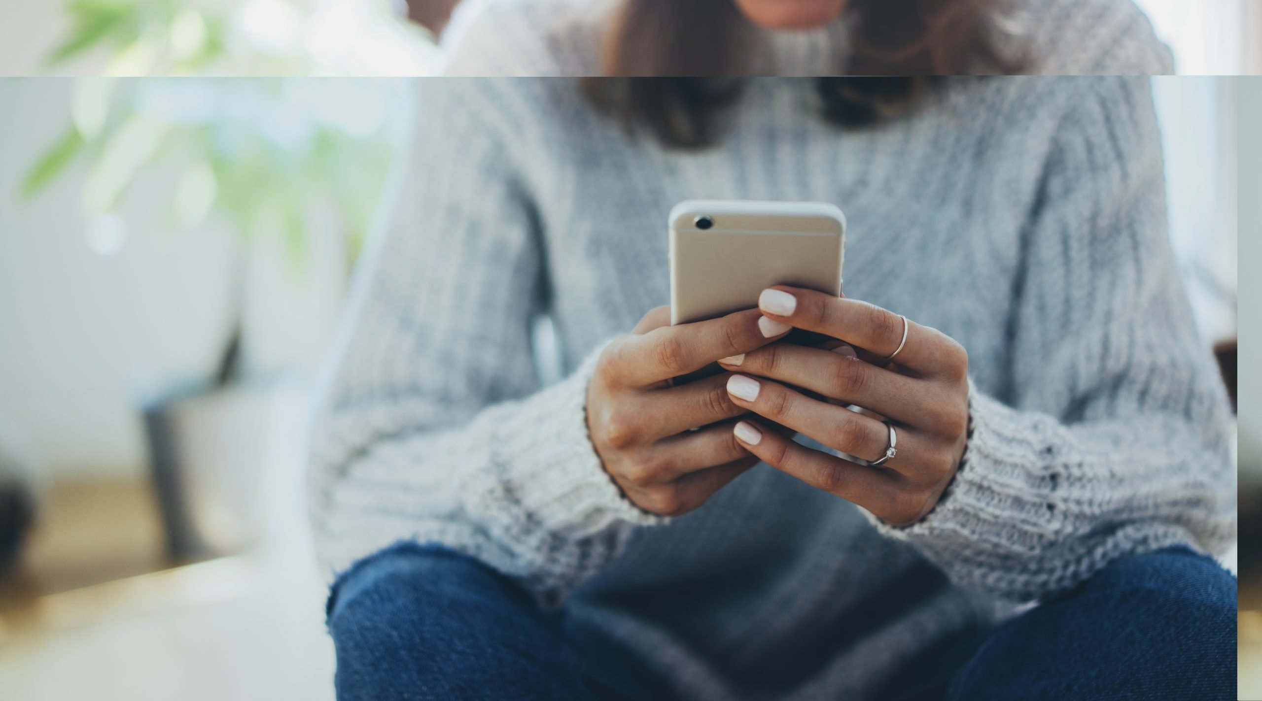 pessoa utilizando smartphone para estudar